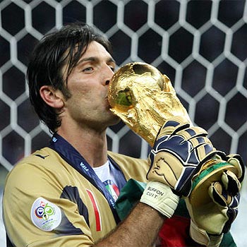 buffon besando la copa del mundo